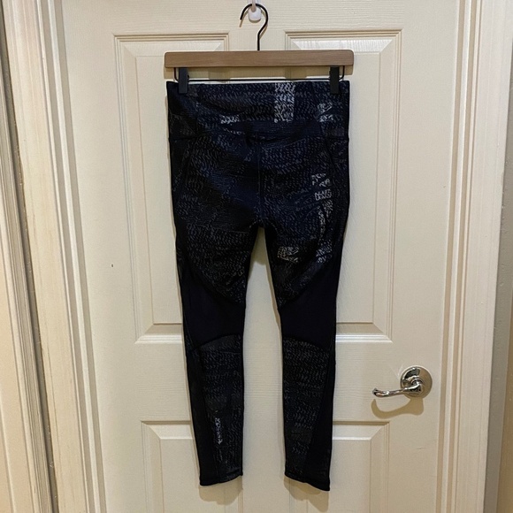 UA Compression‎ Leggings-Heat Gear- Black/Gray print- Size M- Mesh Cutouts - Picture 2 of 13